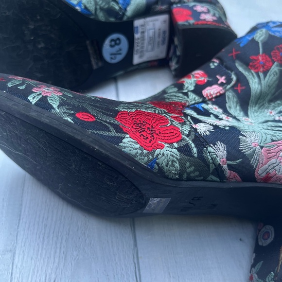 One of a kind show stopper Boots - Picture 5 of 11